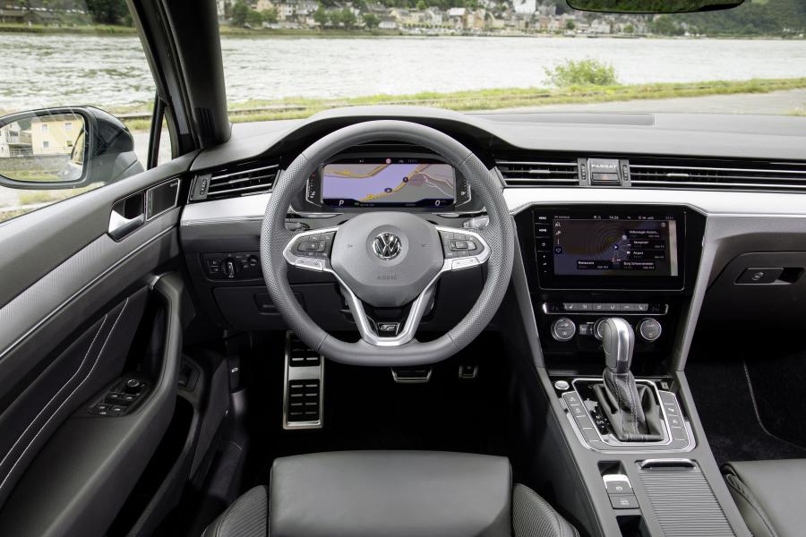 Торпедо Volkswagen Passat Variant R-Line Edition (B8) 2019 года  (фото 14 из 31)